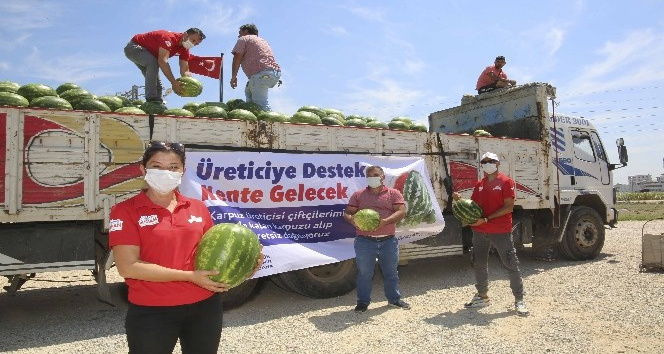 Adana'da vatandaşa ücretsiz karpuz